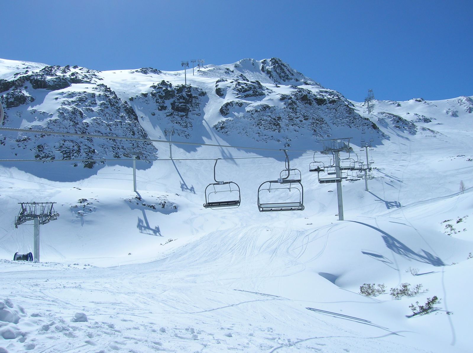 Telesillas sobre un circo nevado