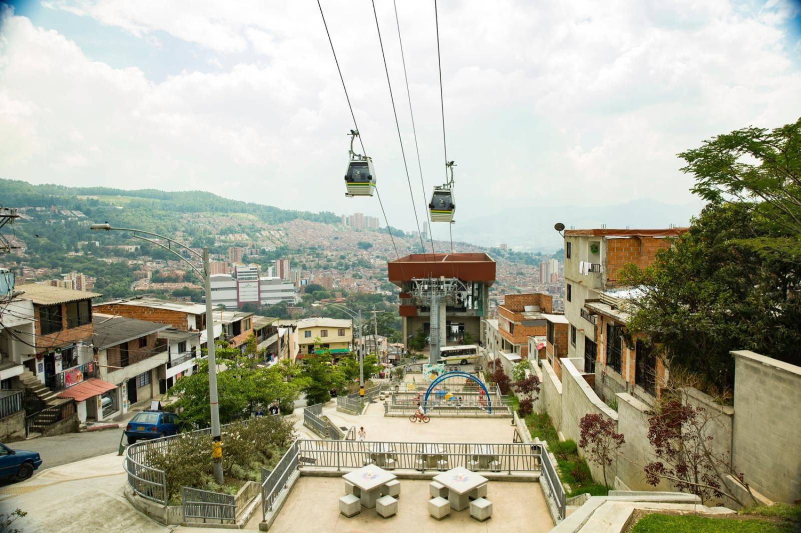 Estación de Metrocable integrada en su barrio, Medellín